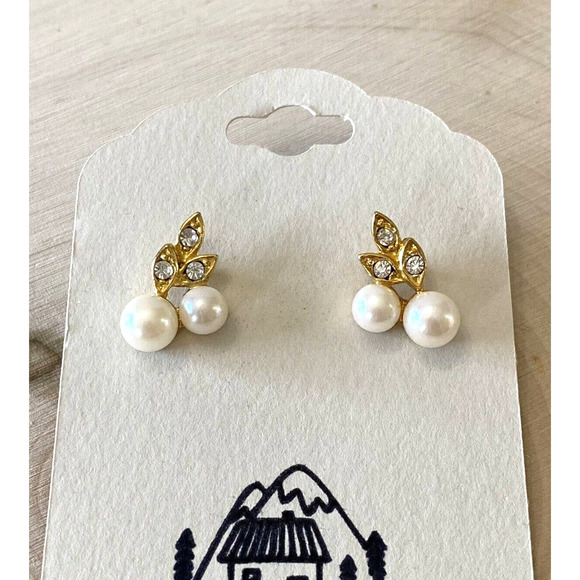 Unbranded Jewelry - Vintage Stud Pierced Earrings Gold tone Floral 2 Pearl And Rhinestones Design
